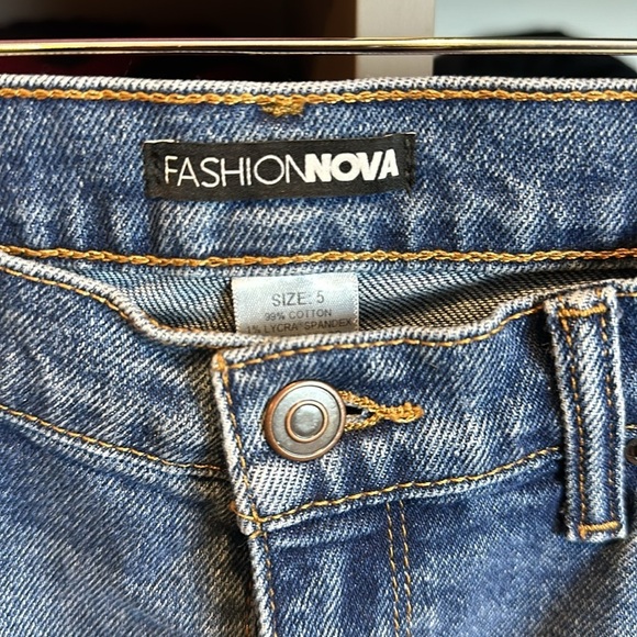 Fashion Nova relaxed jeans size 5 - Picture 2 of 3